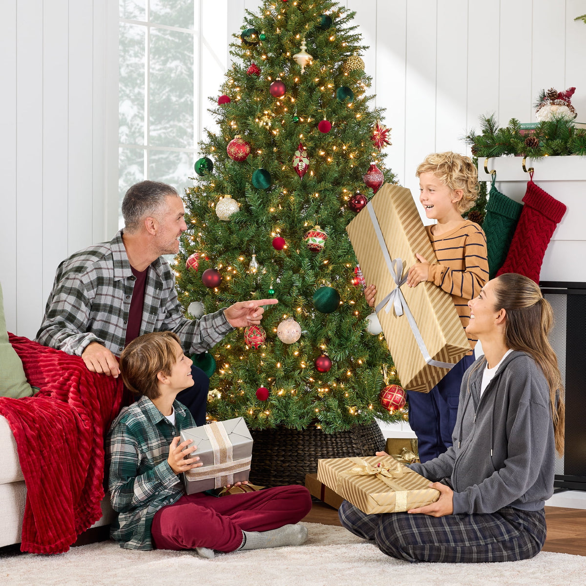 4.5Ft Pre-Lit Hinged Douglas Full Fir Artificial Christmas Tree Holiday Decoration W/ 200 Lights
