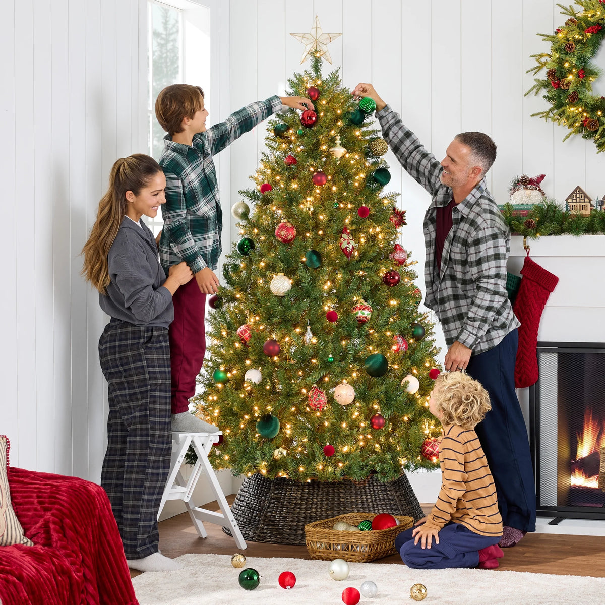 4.5Ft Pre-Lit Hinged Douglas Full Fir Artificial Christmas Tree Holiday Decoration W/ 200 Lights